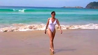 Sunbathing MILF Amateur Video