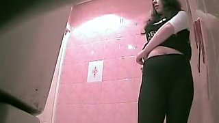 I just find out I'm into watching girls pee and this chick has a nice ass