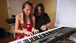 Teen amateur fucking for a singing career chance