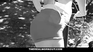Insane fit blonde hooks up with a muscle stud