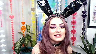 Hot amateur teen girl toying pussy in bed on webcam